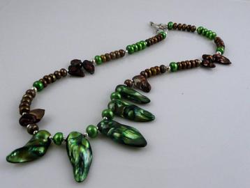 Ketting Blister Pearl parels groen-bruin-rood zilver beschikbaar voor biedingen