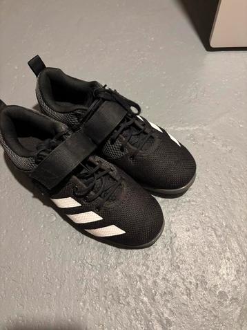 Fitness schoenen Adidas beschikbaar voor biedingen