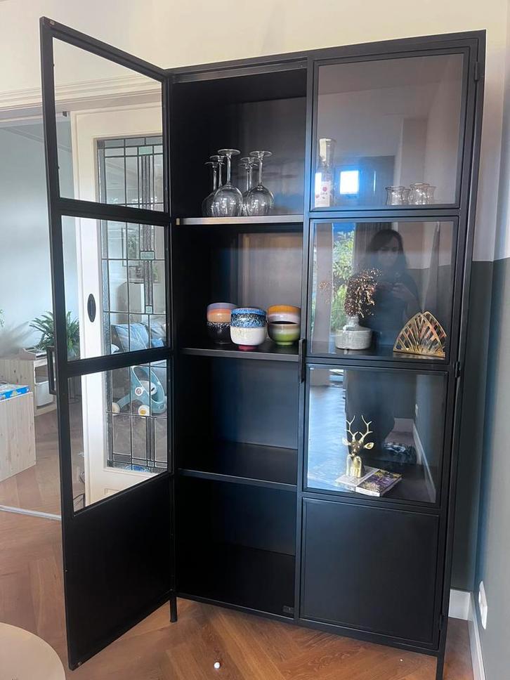 vitrinekast metaal zwart met glas – in nette staat, Huis en Inrichting, Kasten | Vitrinekasten, Zo goed als nieuw, 150 tot 200 cm