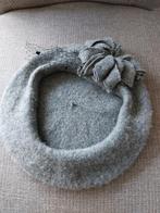 Grijze wollen baret met bloem, Kleding | Dames, Hoeden en Petten, Ophalen of Verzenden, Zo goed als nieuw, One size fits all, Hoed