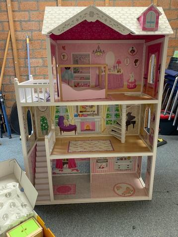 Prachtig poppenhuis beschikbaar voor biedingen