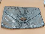 Clutch dames tas zilver/grijs slangenprint met klip, Sieraden, Tassen en Uiterlijk, Tassen | Damestassen, Grijs, Ophalen of Verzenden