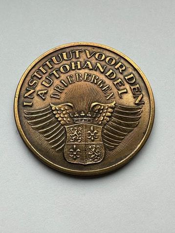 Mooie Instituut voor Den Autohandel Driebergen badge.  1952 beschikbaar voor biedingen