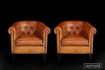 Gecapitonneerde chesterfield clubfauteuils in schapenleer beschikbaar voor biedingen