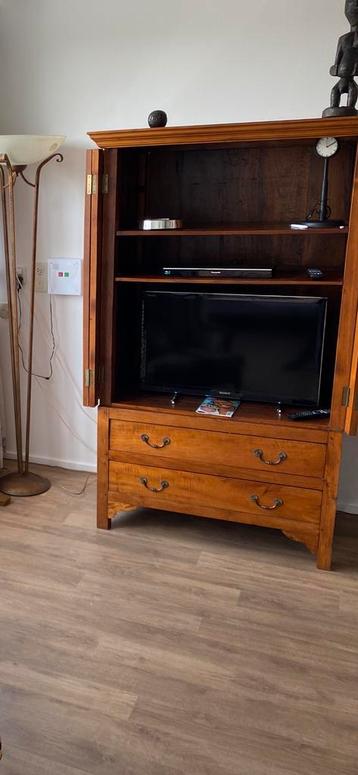 Massief houten tv-kast / linnenkast – Klassiek model beschikbaar voor biedingen