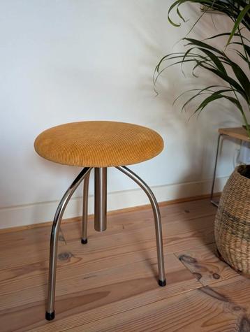 Vintage chromen kruk met nieuwe oker bekleding, driepoot.  beschikbaar voor biedingen