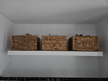 Wandplank met manden  beschikbaar voor biedingen