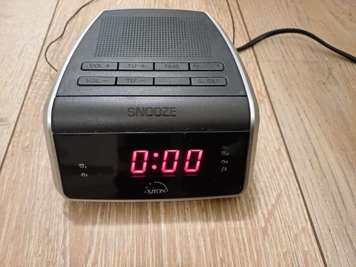 Digitale wekkerradio Xiron, Witgoed en Apparatuur, Wekkers, Zo goed als nieuw, Ophalen