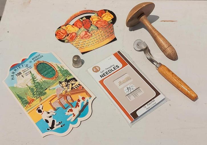 5 -DELIG ENGELS NAAISET:NAALDMAPPEN/GATENSTOPPER/VINGERHOED., Hobby en Vrije tijd, Naaien en Fournituren, Zo goed als nieuw, Garen of Naald(en)