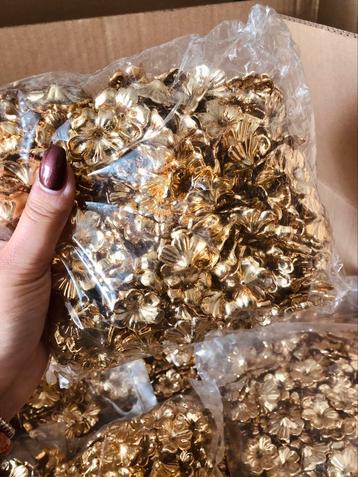 Gouden kunststof bloem kralen grootverpakking beschikbaar voor biedingen