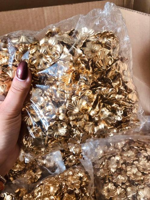 Gouden kunststof bloem kralen grootverpakking, Hobby en Vrije tijd, Kralen en Sieraden maken, Nieuw, Kraal, Ophalen of Verzenden