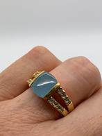 X304 Prachtige zilveren ring goudkleur blauwe steen maat 20, 20 of groter, Ophalen of Verzenden, X, Dame