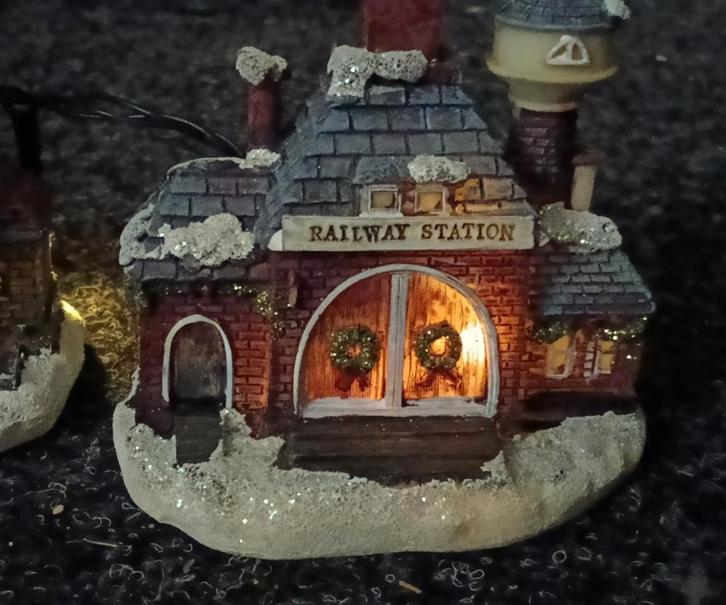 Station voor bij kerstdorp huisjes., Diversen, Kerst, Zo goed als nieuw, Ophalen