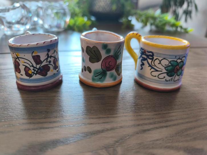 Drie espresso kopjes/ mokjes Deruta., Verzamelen, Porselein, Kristal en Bestek, Zo goed als nieuw, Kop en/of schotel, Porselein