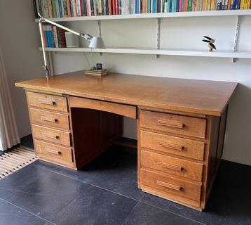 Groot antiek eikenhouten bureau beschikbaar voor biedingen