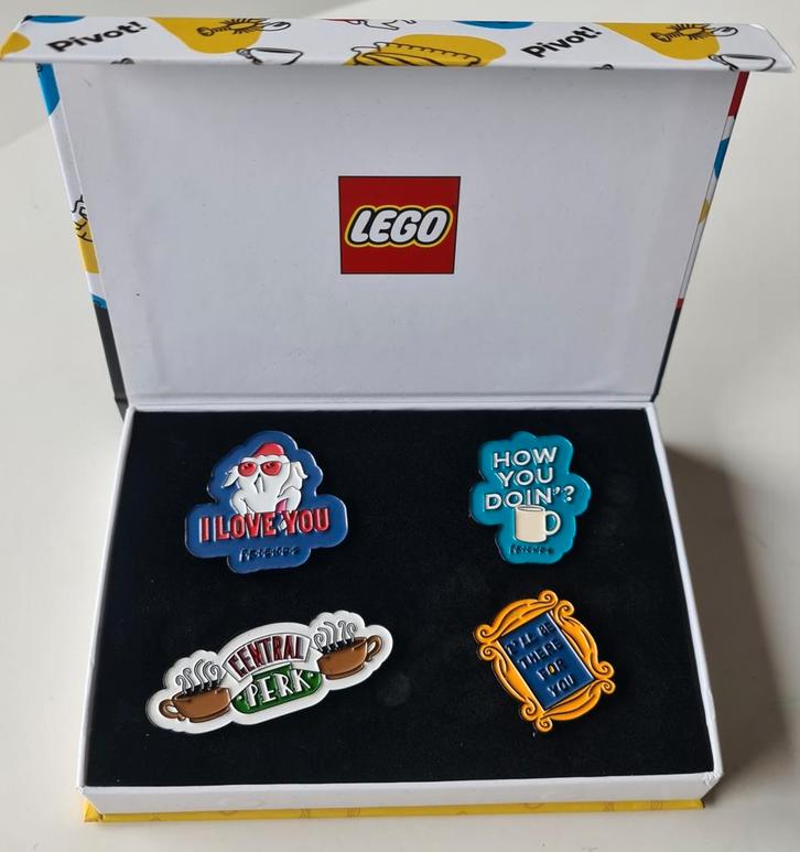 Weg=Weg Laatste LEGO Exclusive GWP Friends TV Series Pins!, Kinderen en Baby's, Speelgoed | Duplo en Lego, Nieuw, Lego, Complete set