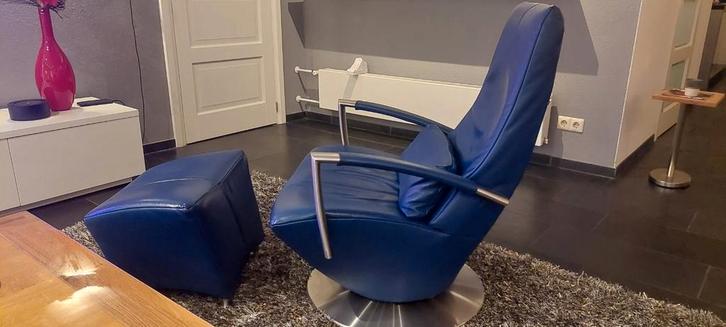 Blauwe lederen draaifauteuil met voetenbank, Huis en Inrichting, Fauteuils, Zo goed als nieuw, Leer, Metaal, 75 tot 100 cm, Minder dan 75 cm