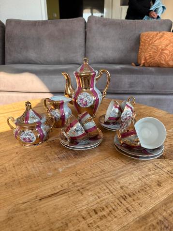 Servies / antiekservies / goud servies beschikbaar voor biedingen