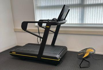 TechnoGym SkillRun live 19 7000 loopband + parachute kit beschikbaar voor biedingen