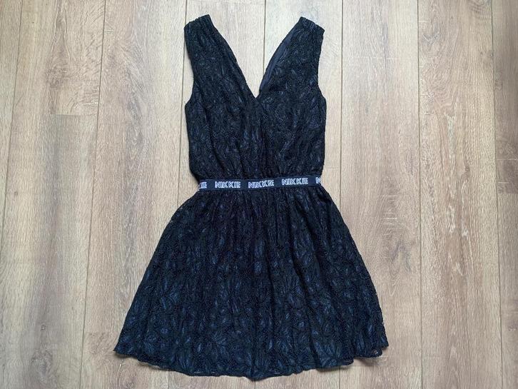 NIKKIE jurk kant blauw zwart 34 = XS, Kleding | Dames, Jurken, Zo goed als nieuw, Maat 34 (XS) of kleiner, Blauw, Boven de knie