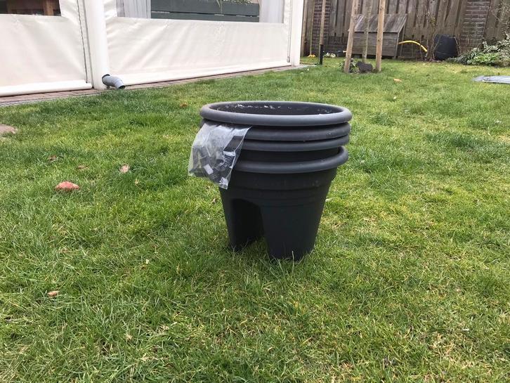4 balkon bloempotten. Slechts 3 weken overdekt gehangen., Tuin en Terras, Bloembakken en Plantenbakken, Zo goed als nieuw, Kunststof