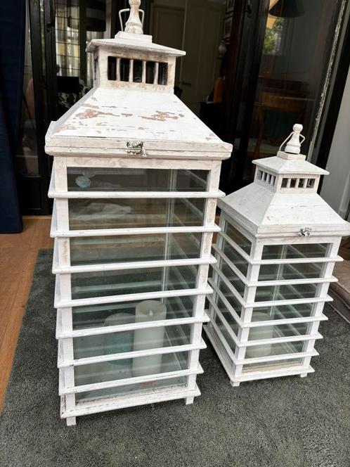 2x witte lantaarn/ windlicht/kandelaar, Huis en Inrichting, Woonaccessoires | Kandelaars en Kaarsen, Gebruikt, Hout, Wit, Ophalen