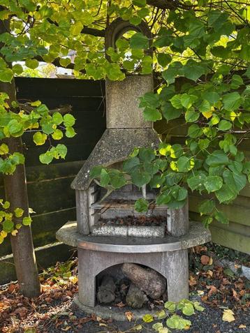 Stenen buiten BBQ beschikbaar voor biedingen