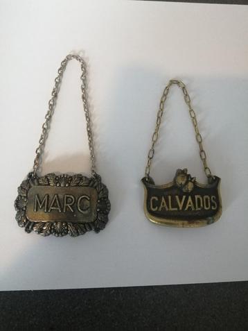 2 PRACHTIGE ANTIEKE KARAF LABELS LIKEUR HANGERS IN TOPSTAAT  beschikbaar voor biedingen