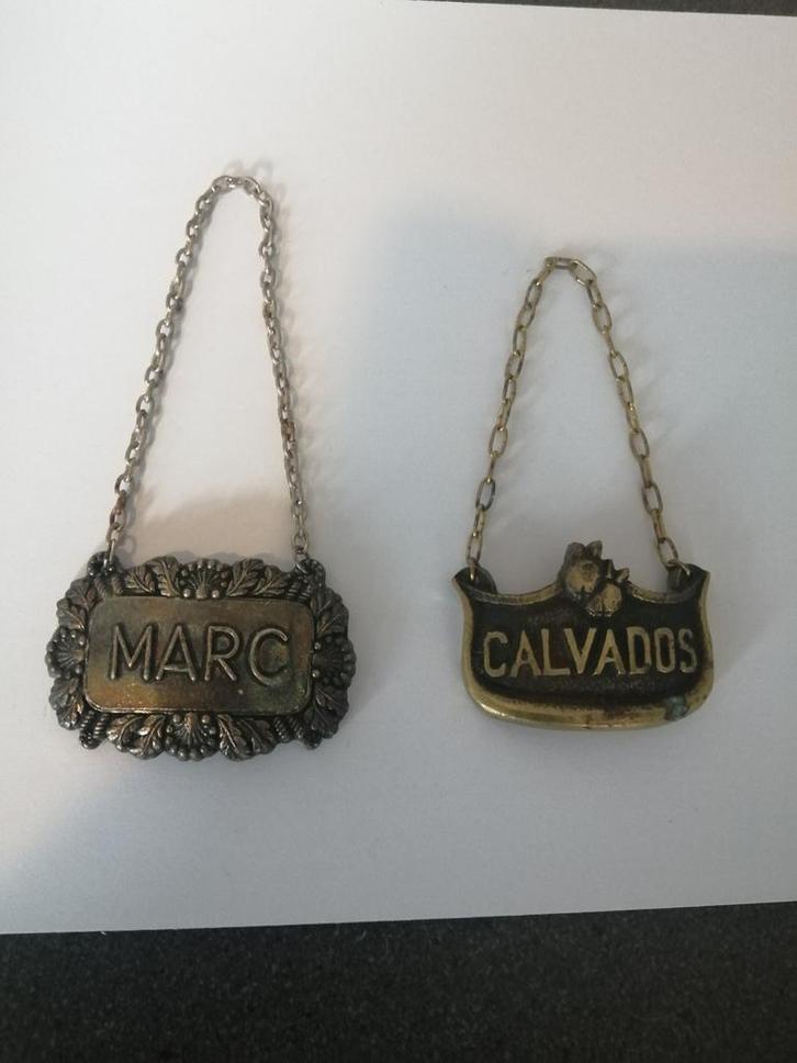 2 PRACHTIGE ANTIEKE KARAF LABELS LIKEUR HANGERS IN TOPSTAAT, Antiek en Kunst, Curiosa en Brocante, Ophalen of Verzenden