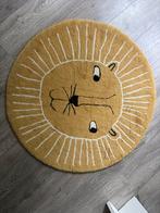 Oyoy vloerkleed leeuw. Erg netjes. Diameter 95, Ophalen of Verzenden, Zo goed als nieuw, Kleed of Kussen