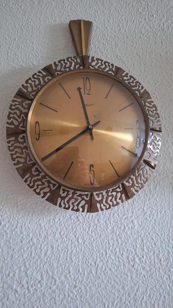 Klassieke wandklok beschikbaar voor biedingen