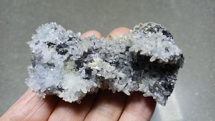 D50-13 Kwarts Sfaleriet Madan Bulgarije, Verzamelen, Mineralen en Fossielen, Mineraal, Ophalen of Verzenden