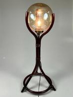 Vintage vloerlamp / bollamp op rotan voet, Duitsland, 1980's, Gebruikt, 100 tot 150 cm, Onbekend, Ophalen of Verzenden