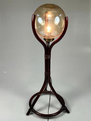 Vintage vloerlamp / bollamp op rotan voet, Duitsland, 1980's beschikbaar voor biedingen