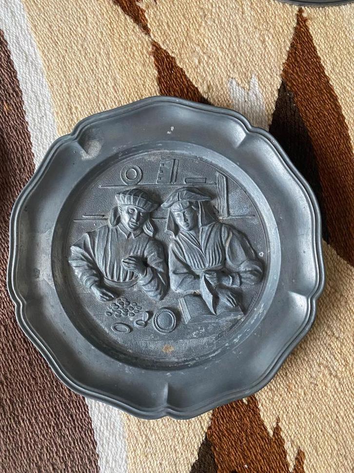 Antiek Tinnen Bord met Reliëf, Antiek en Kunst, Antiek | Tin, Ophalen of Verzenden