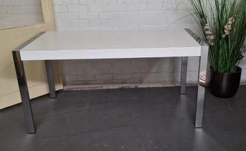 Eettafel met zilveren zijkanten beschikbaar voor biedingen