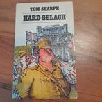 X Hard gelach Tom Sharpe, Ophalen of Verzenden, Zo goed als nieuw