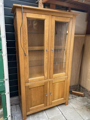 Nette Eikenhouten kast met verlichting beschikbaar voor biedingen