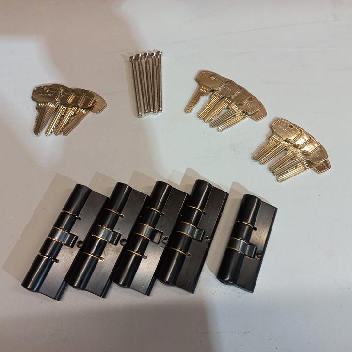 Set gelijksluitende ZWARTE cilinders, Doe-het-zelf en Verbouw, Hang- en Sluitwerk, Nieuw, Slot, Rvs, Ophalen of Verzenden