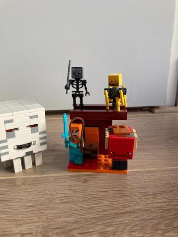 LEGO Minecraft Lavastrijd in de Nether + Ghast beschikbaar voor biedingen