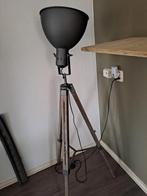 Stijlvolle Staande Lamp op Driepoot, Huis en Inrichting, Lampen | Vloerlampen, Ophalen