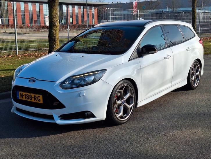 Ford Focus 2.0 Ecoboost 184KW Wagon 2013 Wit, Auto's, Ford, Particulier, Focus, Achteruitrijcamera, Airbags, Bluetooth, Bochtverlichting