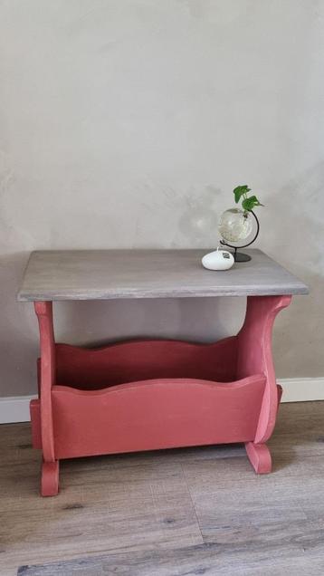 Tijdschriftentafel / krantenbak / lectuurbak / bijzettafel beschikbaar voor biedingen