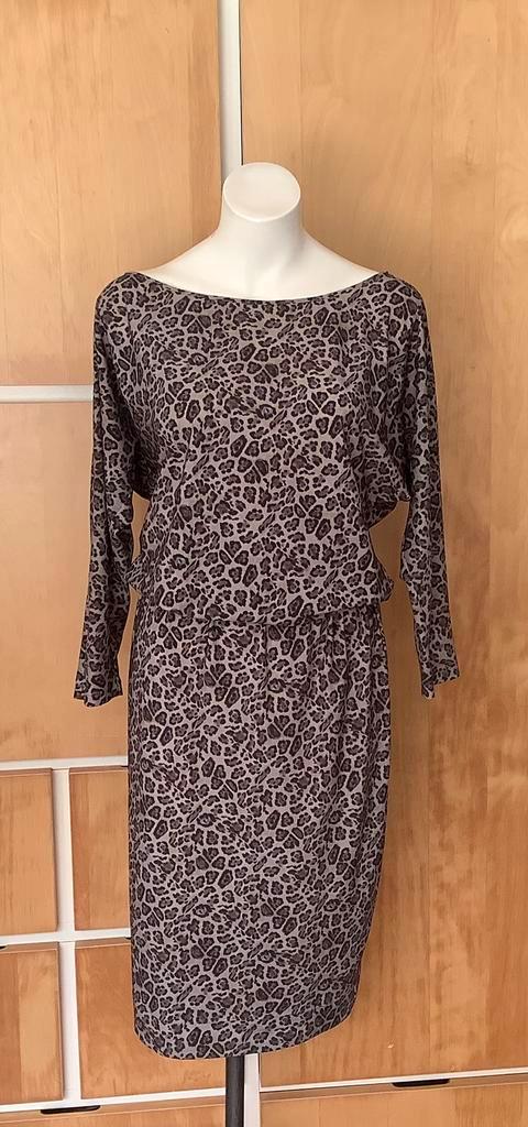 MOQ travelstof jurk met print en 3/4 vlinderrmouw mt M NIEUW, Kleding | Dames, Jurken, Nieuw, Maat 38/40 (M), Overige kleuren