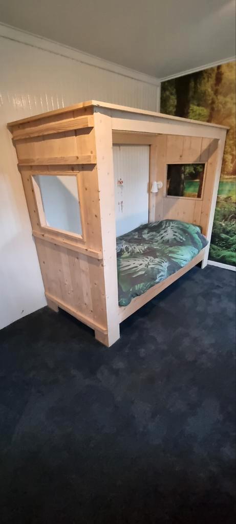 Houten bed met deuren, model bedstee, Kinderen en Baby's, Kinderkamer | Stapelbedden en Hoogslapers, Gebruikt, Ophalen