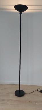 Mooie zwarte staande vloerlamp, Huis en Inrichting, Lampen | Vloerlampen, Ophalen, Zo goed als nieuw, Metaal, 150 tot 200 cm