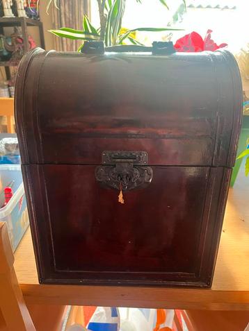 Antieke houten kist beschikbaar voor biedingen