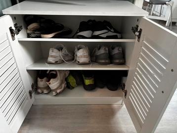 leuk wit schoenenkastje met louvre deurtjes beschikbaar voor biedingen