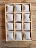 Twee armbanden displays met kussentjes, Ophalen of Verzenden, Nieuw, Beige, Overige materialen