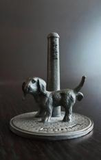 Miniatuur tinnen beeldje figuur hond plassend op een paal, Ophalen of Verzenden